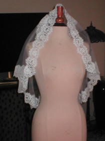 wedding photo - Vintage Short Chantilly Lace Mantilla Bridal Veil