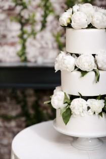 wedding photo -  Coloration Inspiration: New White and Ivory Marriage ceremony Concepts | Wedding Cake