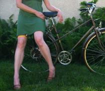 wedding photo - Skirt garter/clip for biking
