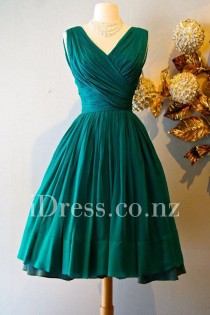 wedding photo -  Modest Sleeveless Emerald V Neck Pleated Short Prom Dress