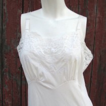 wedding photo - Colony Club Sexy White Full Slip Vintage 1960s Floral Lace Trim Bombshell Pin Up Dress Slip