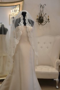 wedding photo - Fingertip Mantilla Veil, Chantilly Lace Mantilla, Wedding Veils Mantilla, Mantilla Veil - Ivory, Off-White