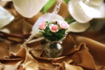wedding photo - Pink roses in a vase necklace