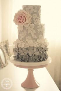 wedding photo - Creative Cakes...way To Pretty To Eat!
