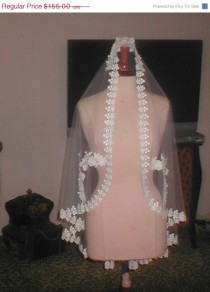 wedding photo - VEIL SALE Vintage wrist-length Lace Mantilla Bridal Veil