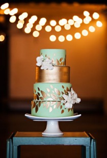 wedding photo - Mint-and-Gold Cake With Leaf Details