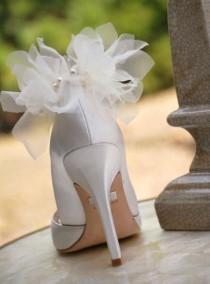 wedding photo - Ivory / White Petals Shoe Clips. Bride Bridesmaid Bridal Party, Edgy Sexy Elegant Wedding Fashion. Stunning Fashionista Gift. Chiffon Pearls