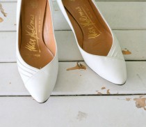 wedding photo - 1960s WHITE LEATHER Heels...size 7 womens...shoes. pumps. white heels. cinderella. princess. wedding. party heels. mod. retro. miss holmes