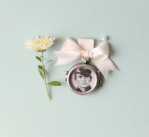 wedding photo - Remembrance locket, Bouquet photo charm, Frame photograph locket, wedding keepsake, bridal accessory, Silver circle bouquet pin
