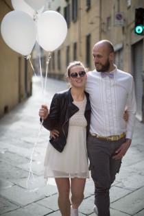 wedding photo - Palloncini bianchi per un engagement session a Lucca 