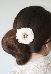 wedding photo -  Vintage Pearl Floral Hair Clip - Ivory White Fabric Hair Flower