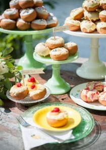 wedding photo - 25 Sweet Wedding Donut Ideas And Ways To Display Them 