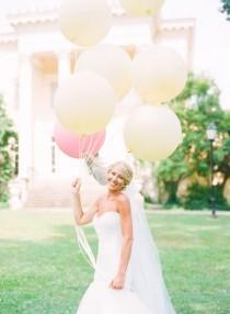 wedding photo - 20 Wedding Photos That Prove Balloons Aren't Just For Birthday Parties