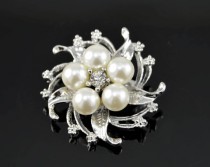 wedding photo - Stunning vintage jewel brooch -Bridal elegance