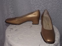 wedding photo - Vintage 1980s Gold Leather Low Heel Easy Spirit Dress Shoes - Size 6 - Perfect for Weddings - Bride - Mother of Bride or Groom