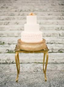 wedding photo - 15 Ways To Dress Up Your Wedding Cake