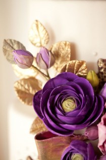 wedding photo - Striking Purple And Gold Color Wedding Cake