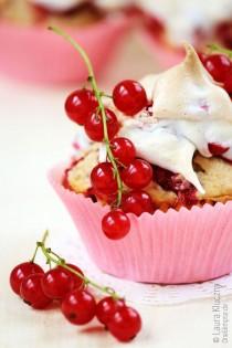 wedding photo - Redcurrant-Cupcakes With Oat Flakes, Covered With Meringue