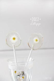 wedding photo - DIY Daisy Lollipops