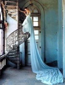 wedding photo - Take to the Stairs: Awesome Wedding Photo Ops