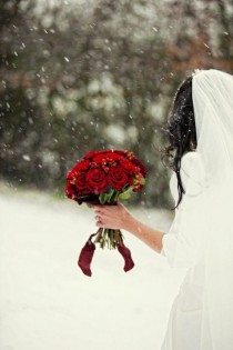 wedding photo - Wednesday Wedding Inspiration: Red & Warm Christmas