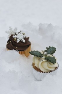 wedding photo - 15 Creative And Delicious Christmas Cupcakes -
