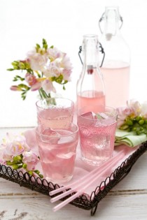 wedding photo - Everything Fabulous: Drink: Pink Passion Lemonade!