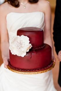 wedding photo - 26 Gorgeous Wedding Cakes For Your Autumn Marsala Weddings