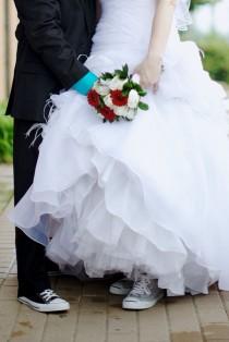 wedding photo - 10 photos qui prouvent que les baskets sont à la mode dans les mariages ! - Mariage.com