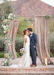 wedding photo - 10 Stunning Wedding Backdrops