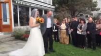 wedding photo - Malgré son cancer, il accompagne sa fille jusqu'à l'autel - Mariage.com