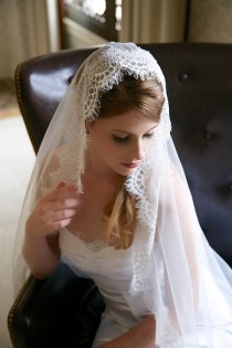 wedding photo - Light Ivory Lace Veil, Waltz Length Traditional Wedding Veil, Eyelash Lace Edge, Tulle Bridal Veil, Lace Mantilla Bridal veil, Ready to Ship