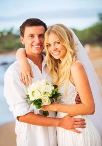 wedding photo - Get The Perfect Hair For Your Beach Wedding With This Easy Ocean Hair Spray Recipe