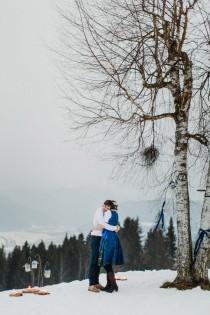 wedding photo - Moderne trifft auf Tradition: Trachtiges Verlobungsshooting in Österreich