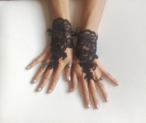 wedding photo - FREE SHIP---Wedding Gloves, Black lace gloves, Fingerless Gloves, bride, bridal gloves, Steampunk, gothic gloves, Victorian gloves
