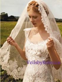 wedding photo - 1 tier mantilla veil, elbow length lace veil, wrist length lace veil, fingertip length lace veil, french chantailly lace veil