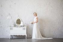 wedding photo - Hochzeits-Noblesse: schlichte Romantik im Loft-Style - Hochzeitswahn - Sei inspiriert!