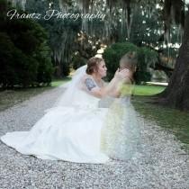 wedding photo - Elle rend hommage en ajoutant sa fille décédée sur ses photos de mariage - Mariage.com