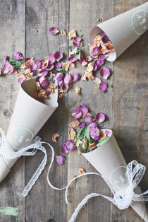 wedding photo - Romantic DIY Burlap And Lace Wedding Petal Cones