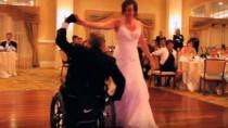 wedding photo - Il a perdu l'usage de ses jambes et danse pourtant au mariage de sa fille - Au fil de l'actu -