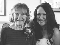 wedding photo - Atteinte d'Alzheimer, elle ne peut pas assister au mariage de sa fille et pourtant... - Au fil de l'actu -