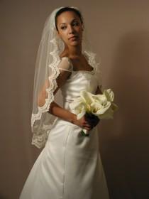 wedding photo - 1 layer fingertip 42" Mantilla wedding veil. Mantilla lace veil - Mantilla bridal veil.