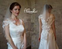 wedding photo -  Elbow length veil/ Fingertip lace wedding veil/ Ivory/ pearls comb/ custom made chapel cathedral lace veil/ HANDMADE/ Voile de mariée