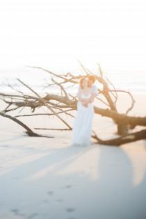 wedding photo - Aurélie + Antoine - Sur une plage abandonnée - Le Blog de Madame C