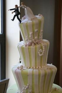 wedding photo - 14 Funny Wedding Cake Topper Ideas 