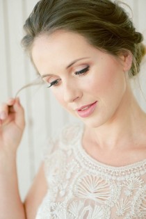 wedding photo - Natural DIY Bridal Makeup To Try - Weddingomania