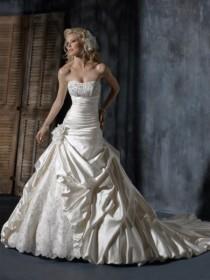 wedding photo -  Duchesse-Linie Herz-Ausschnitt Perlenstickerei Taft Hof-Schleppe Brautkleider