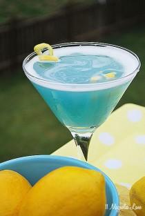 wedding photo - Beach Martini--a Delicious Sea Blue Cocktail Perfect For Summer