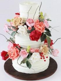 wedding photo - 15 Beautiful Ways To Decorate A Cake With Flowers