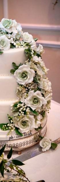 wedding photo - Beautiful Floral Wedding Cake